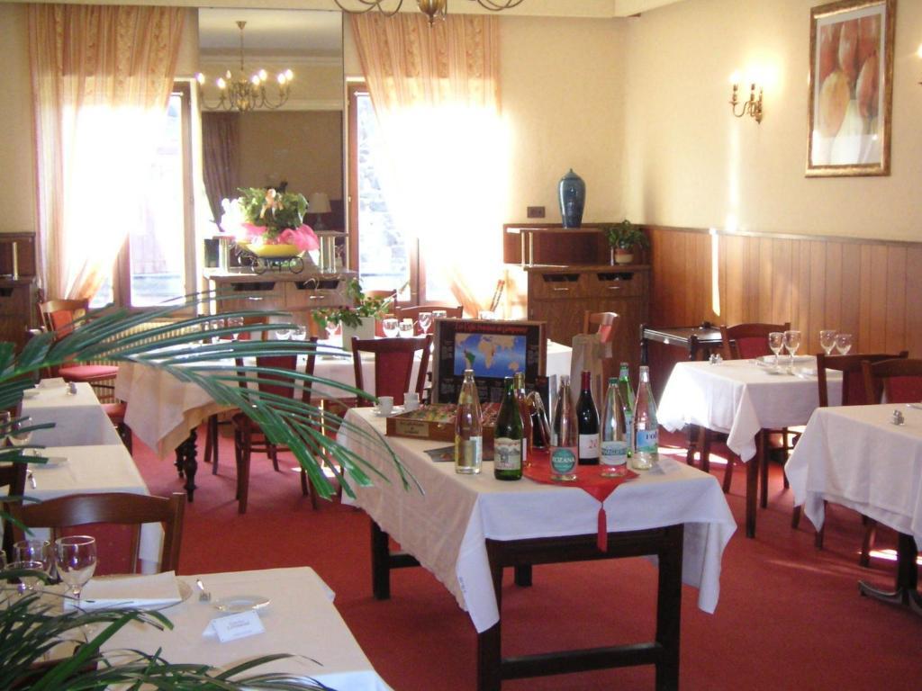 Les Negociants Hotel Pontgibaud Eksteriør billede